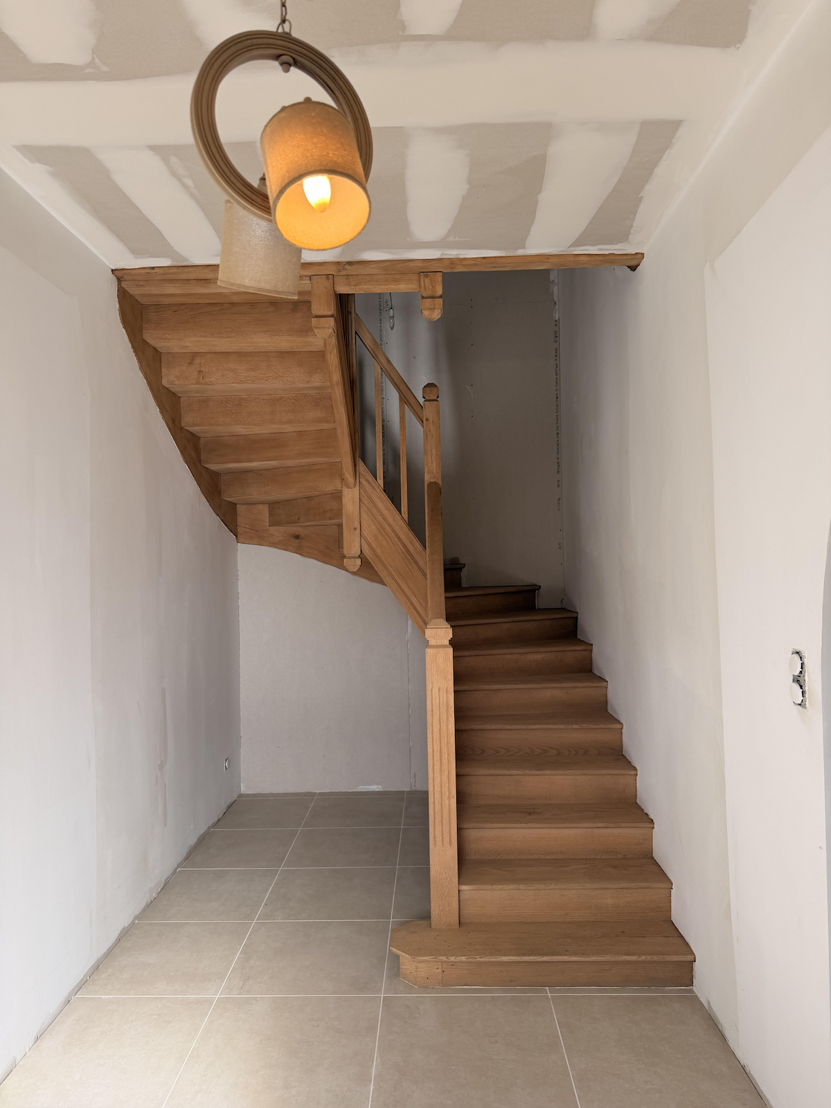 Decapage par Aerogommage d'un escalier en bois de chêne à Pintac une fois fini