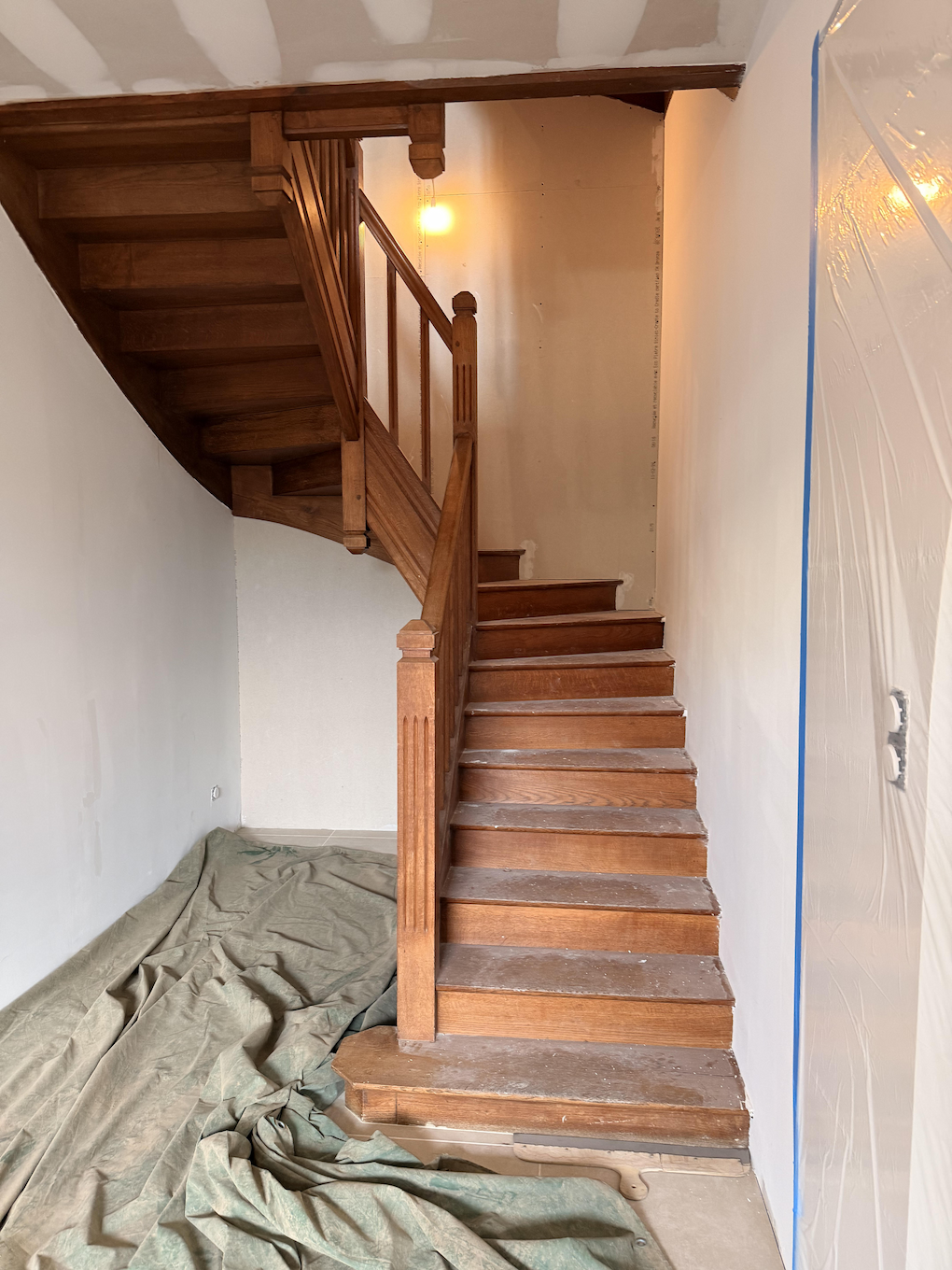 Decapage par Aerogommage d'un escalier en bois de chêne à Pintac
